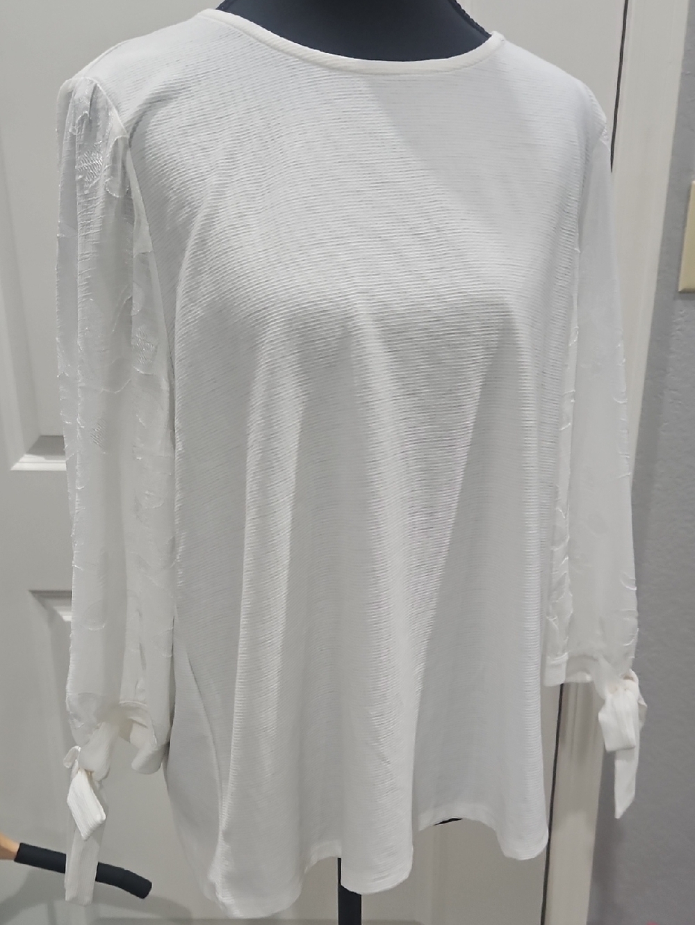 Women's White Long-Sleeve Delicate Tie Cuff Blouse Top